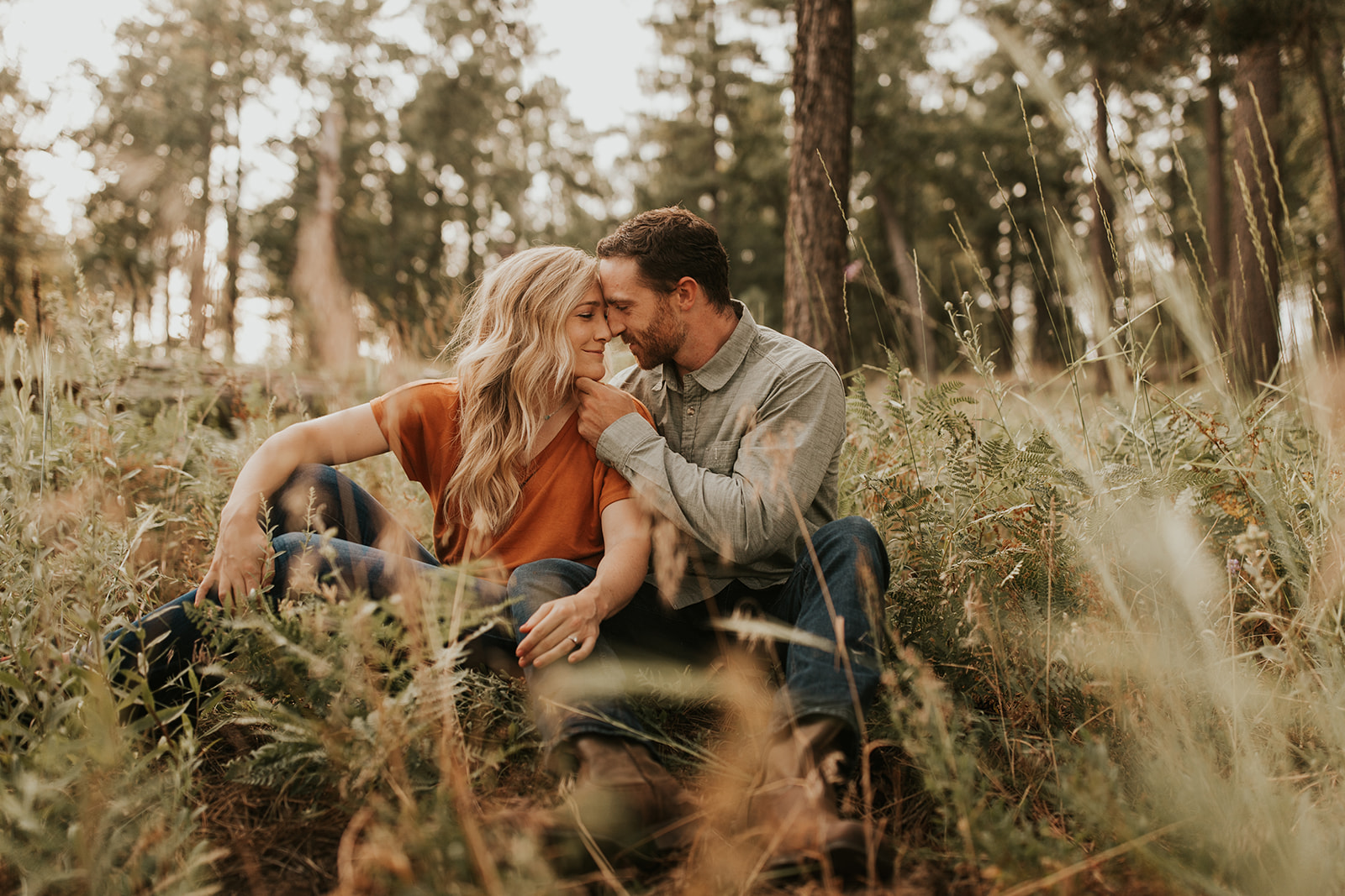 couple cuddle in sedona forest